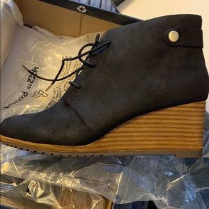 Dr. Scholl’s black wedge booties